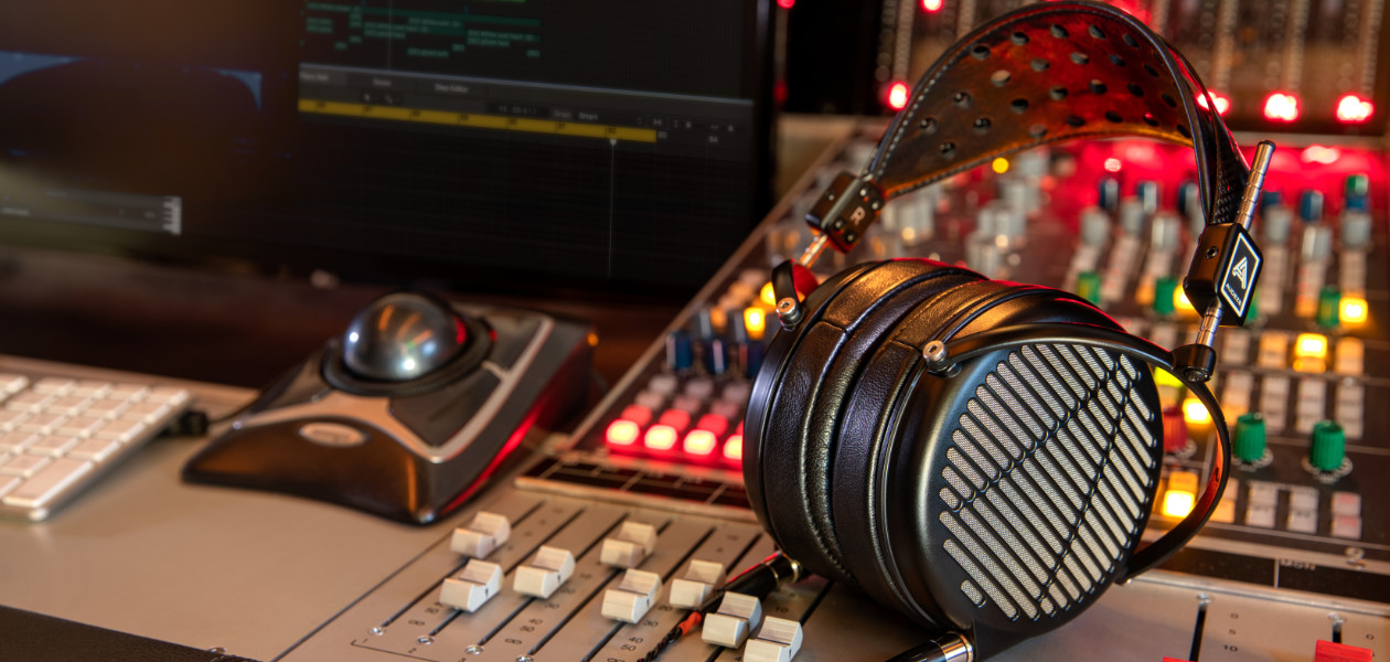audeze-LCD-mx4-lifestyle